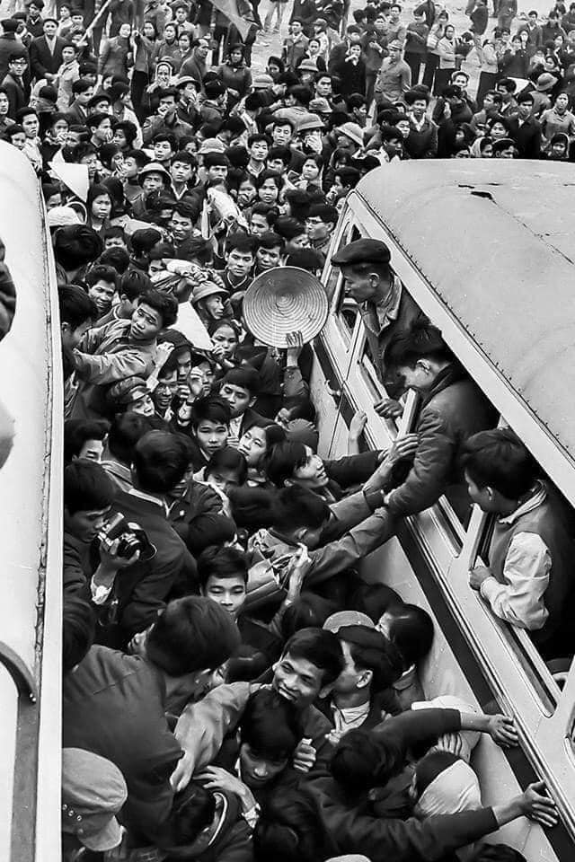 Giảng viên, sinh viên Đại học Tổng hợp lên đường nhập ngũ năm 1971 ( Ảnh: Hoàng Mầu Thiết)