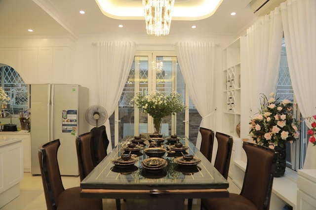 Sao nam Vbiz vướng tin yêu đồng giới quản lý: Từng nhận cát-xê 50 nghìn, nay có 13 căn nhà và biệt thự 20 tỷ, đại gia tặng đất 2.500m2- Ảnh 5.