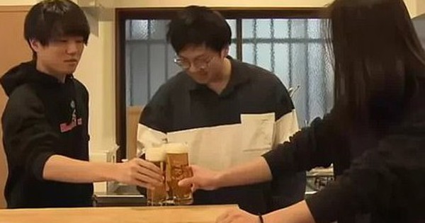 Chiêu tuyển dụng độc lạ: Cho phép nhân viên Gen Z uống rượu bia trong giờ làm việc 95019807 14377477 image a 11739097265638 1739430447947 1739430448130349446794 59 69 355 543 crop 1739430556249912412485jpg