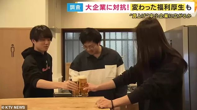 Chiêu tuyển dụng độc lạ: Cho phép nhân viên Gen Z uống rượu bia trong giờ làm việc- Ảnh 2. Chiêu tuyển dụng độc lạ: Cho phép nhân viên Gen Z uống rượu bia trong giờ làm việc- Ảnh 2.