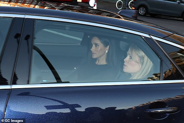 Meghan Markle từng khiến bộ phận an ninh bảo vệ Hoàng gia Anh khiếp vía chỉ với một hành động khi xuống xe- Ảnh 2. Meghan Markle từng khiến bộ phận an ninh bảo vệ Hoàng gia Anh khiếp vía chỉ với một hành động khi xuống xe- Ảnh 2.