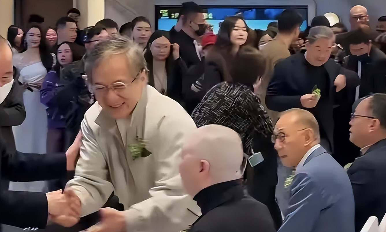 Thành Long 70 tuổi xuất hiện với mái tóc bạc trắng, thời gian quả thật không chừa một ai- Ảnh 2.