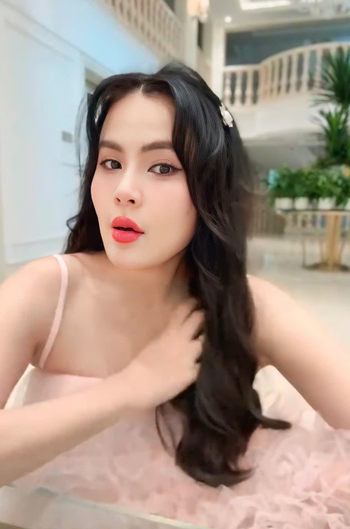 Hoa hậu Việt bị nghi mang bầu giả tiếp tục đáp trả căng ngay trên sóng livestream- Ảnh 2.