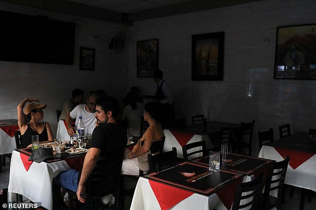 Chưa từng có: Cả nước Chile mất điện đột ngột, chìm trong bóng tối, tình trạng khẩn cấp quốc gia được ban hành- Ảnh 2. Chưa từng có: Cả nước Chile mất điện đột ngột, chìm trong bóng tối, tình trạng khẩn cấp quốc gia được ban hành- Ảnh 2.