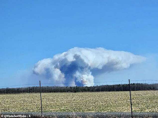 Vùng đất quy tụ giới siêu giàu nước Mỹ lâm vào cảnh tượng tựa ngày tận thế do cháy rừng, cư dân hoảng loạn