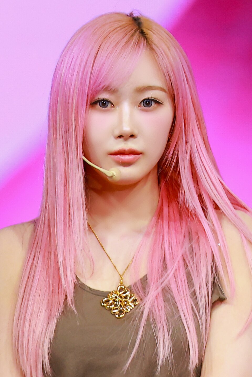 Sóng gió lại tới với aespa: 1 thành viên ẩn ý bị cô lập, công ty hãm hại?- Ảnh 1.