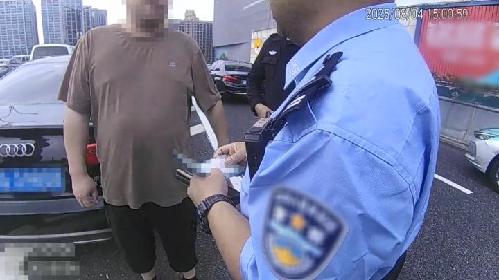 Nhận được tin báo khẩn, cảnh sát lập tức chặn 1 xe ô tô đang chạy trên cao tốc: phát hiện hơn 440 triệu đồng ở ghế phụ và lời khai bất ngờ của tài xế- Ảnh 1.