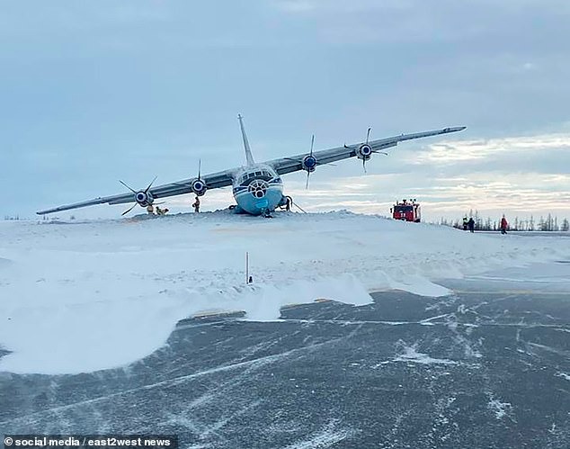 Máy bay trượt khỏi đường băng khi hạ cánh, clip 26 giây quay lại toàn cảnh khó tin- Ảnh 1.