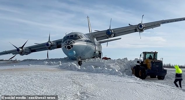 Máy bay trượt khỏi đường băng khi hạ cánh, clip 26 giây quay lại toàn cảnh khó tin- Ảnh 3.