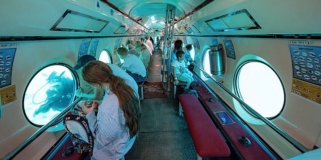 Vụ tàu ngầm chở 45 người chìm bí ẩn: Video từ bên trong cho thấy khoảnh khắc cuối cùng của hành khách như thế nào trước khi thảm họa xảy ra- Ảnh 2. Vụ tàu ngầm chở 45 người chìm bí ẩn: Video từ bên trong cho thấy khoảnh khắc cuối cùng của hành khách như thế nào trước khi thảm họa xảy ra- Ảnh 2.