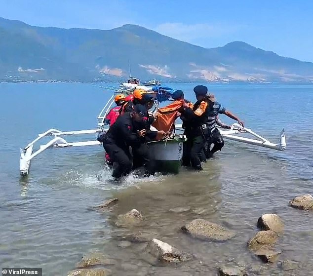 Hình ảnh kinh hoàng trên bãi biển Indonesia- Ảnh 2.