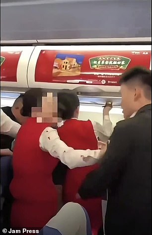 Nữ tiếp viên hàng không bị hành khách cắn vào tay, chuyến bay khởi hành chậm 2 tiếng- Ảnh 2. Nữ tiếp viên hàng không bị hành khách cắn vào tay, chuyến bay khởi hành chậm 2 tiếng- Ảnh 2.