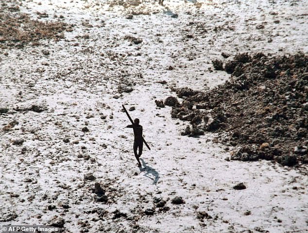 Một lon Coca-Cola do du khách để lại có thể xoá sổ cả một bộ lạc- Ảnh 4.