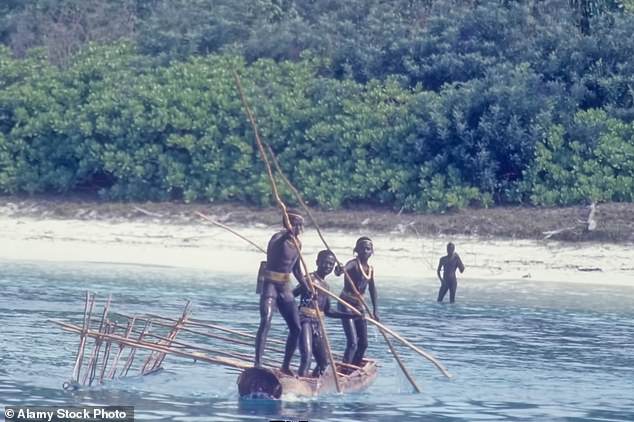 Một lon Coca-Cola do du khách để lại có thể xoá sổ cả một bộ lạc- Ảnh 2.
