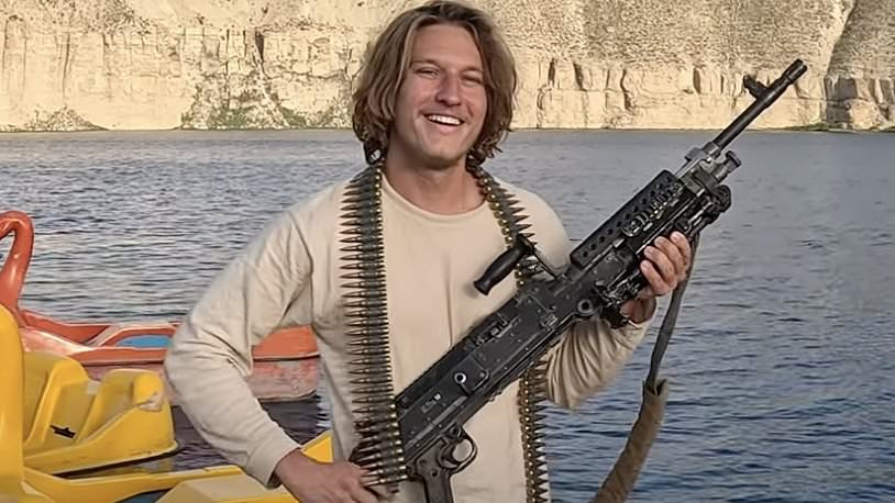 Một lon Coca-Cola do du khách để lại có thể xoá sổ cả một bộ lạc- Ảnh 1.