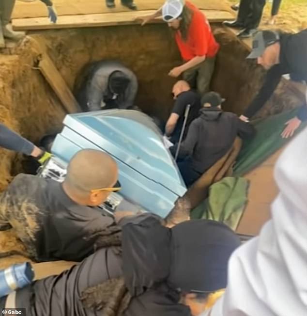 Tang lễ ám ảnh: Quan tài rơi thẳng xuống huyệt, suýt