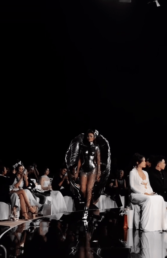 Thanh Hằng lại suýt ngã trên sân khấu?- Ảnh 1.