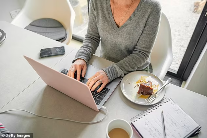 Gõ bàn phím 21 triệu lần để giả vờ làm việc, nữ cảnh sát bị đuổi khỏi ngành- Ảnh 1.