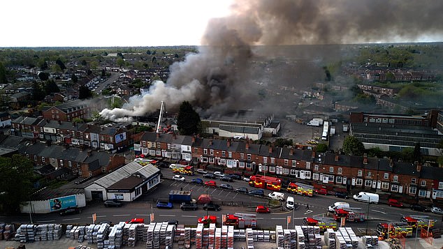 Cháy lớn: 75 lính cứu hỏa được huy động khẩn cấp, người dân được yêu cầu đóng kín cửa để tránh hít khí độc- Ảnh 2.