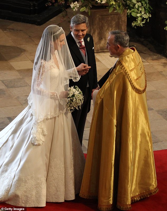 Vương phi Kate và mẹ chồng Diana: Hai nàng dâu Hoàng gia, hai sắc thái trái ngược trong ngày cưới- Ảnh 4.