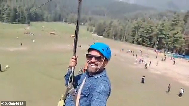 Video sốc: Du khách livestream cảnh đu zipline vui vẻ khi phía dưới đang nổ ra cuộc xả súng khiến 26 người thiệt mạng- Ảnh 1.