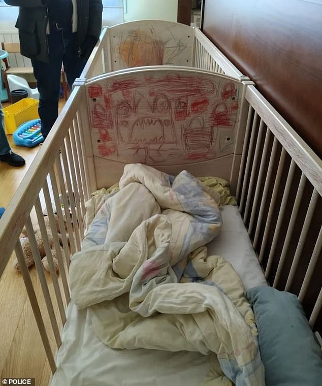 Bố mẹ bị bắt khi nhốt 3 con trong nhà suốt 4 năm vì sợ dịch bệnh, xúc động giây phút các bé lần đầu được ra ngoài- Ảnh 5.