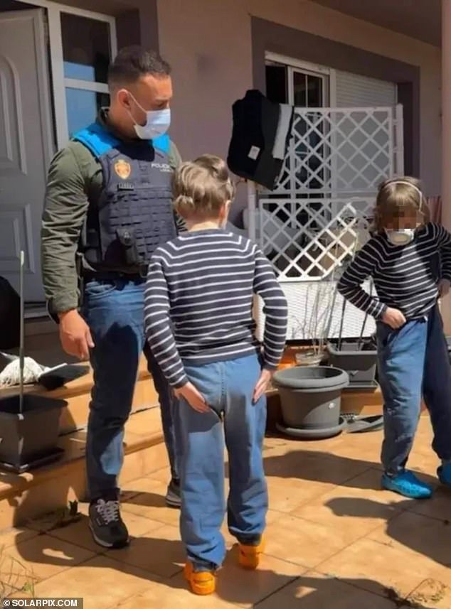 Bố mẹ bị bắt khi nhốt 3 con trong nhà suốt 4 năm vì sợ dịch bệnh, xúc động giây phút các bé lần đầu được ra ngoài- Ảnh 3.