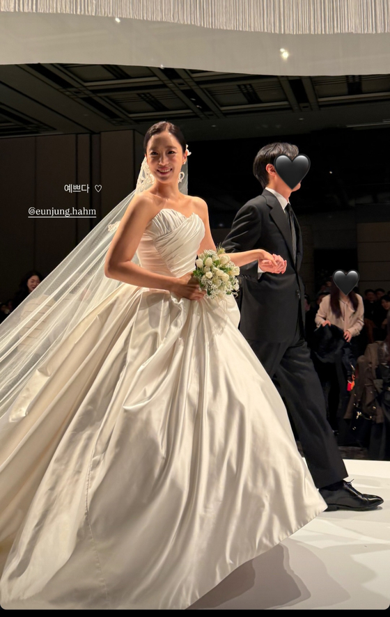 Đám cưới Eunjung: Cô dâu rơi nước mắt vì người mẹ quá cố, T-ara tái hợp làm fan phát sốt- Ảnh 3. Đám cưới Eunjung: Cô dâu rơi nước mắt vì người mẹ quá cố, T-ara tái hợp làm fan phát sốt- Ảnh 3.