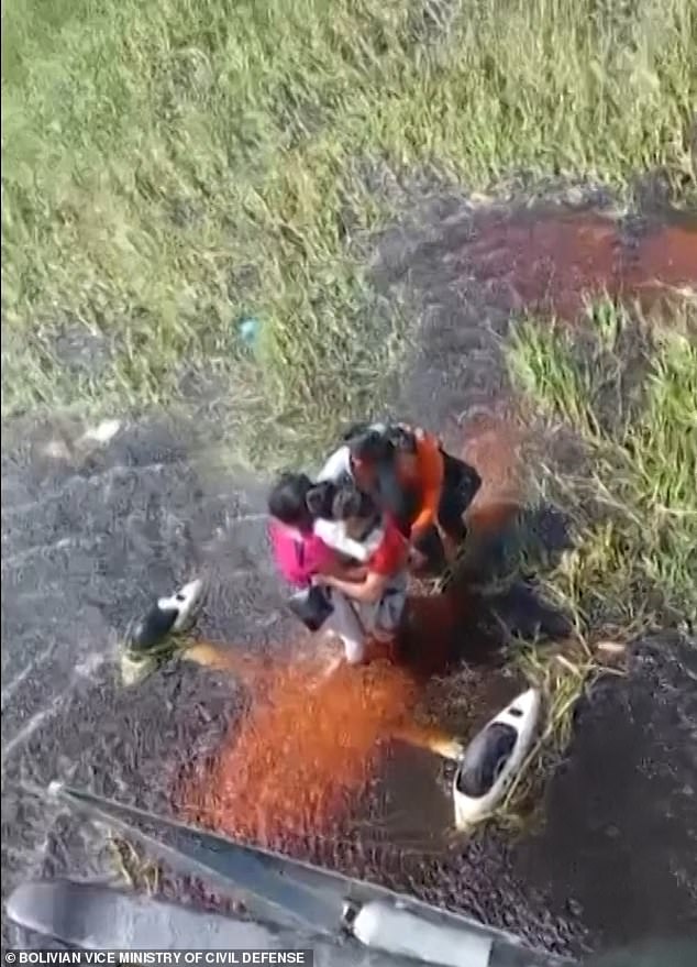 36 giờ kinh hoàng sau khi máy bay rơi thẳng đầm lầy cá sấu: Cảnh tượng giải cứu các hành khách tựa phim kinh dị- Ảnh 1. 36 giờ kinh hoàng sau khi máy bay rơi thẳng đầm lầy cá sấu: Cảnh tượng giải cứu các hành khách tựa phim kinh dị- Ảnh 1.