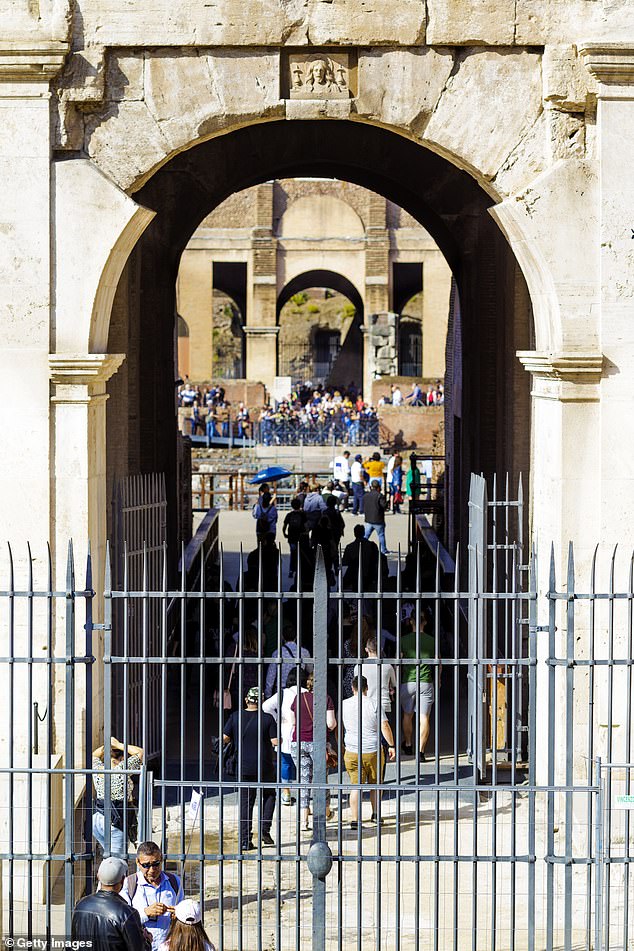 Du khách gặp tai họa kinh hoàng tại Đấu trường La Mã- Ảnh 2.