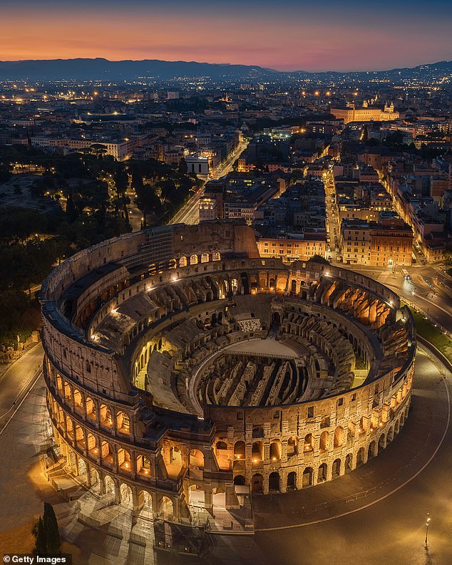 Du khách gặp tai họa kinh hoàng tại Đấu trường La Mã- Ảnh 1.