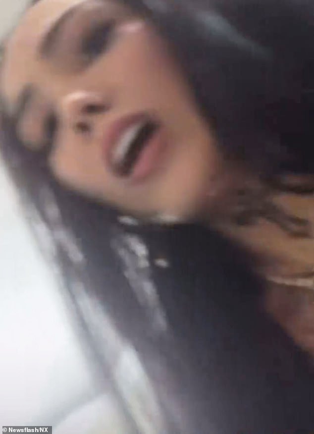 Kinh hoàng khoảnh khắc người nổi tiếng bị bạn trai đâm 9 nhát ngay trên livestream vì nói lời chia tay- Ảnh 2.