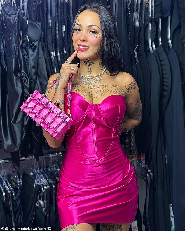 Kinh hoàng khoảnh khắc người nổi tiếng bị bạn trai đâm 9 nhát ngay trên livestream vì nói lời chia tay- Ảnh 1.