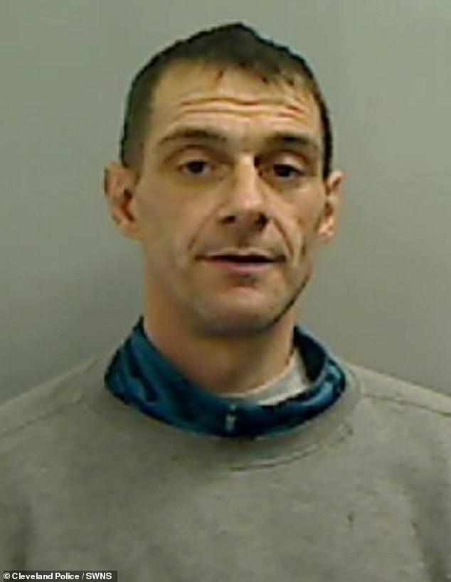 Cướp điện thoại và hành hung người phụ nữ, gã đàn ông phải hét lên khi gặp 1 thứ, cầu xin được buông tha- Ảnh 3. Cướp điện thoại và hành hung người phụ nữ, gã đàn ông phải hét lên khi gặp 1 thứ, cầu xin được buông tha- Ảnh 3.