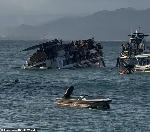 Video sốc: Khoảnh khắc tàu du lịch chở 89 khách lật giữa biển ở Bali, mọi người đập vỡ cửa sổ để thoát thân- Ảnh 1. Video sốc: Khoảnh khắc tàu du lịch chở 89 khách lật giữa biển ở Bali, mọi người đập vỡ cửa sổ để thoát thân- Ảnh 1.