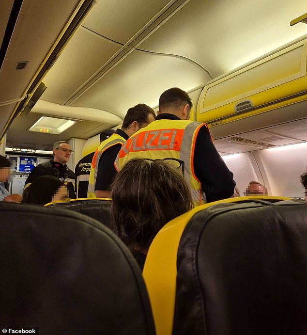 Kinh hoàng khoảnh khắc máy bay