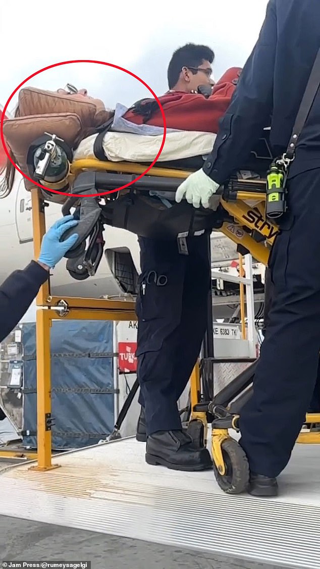 Cuộc sống khó tưởng tượng của cô gái cao nhất thế giới: Cao tới 2,15m, hãng hàng không quốc gia phải thay đổi 1 chi tiết trên máy bay để phục vụ- Ảnh 2.