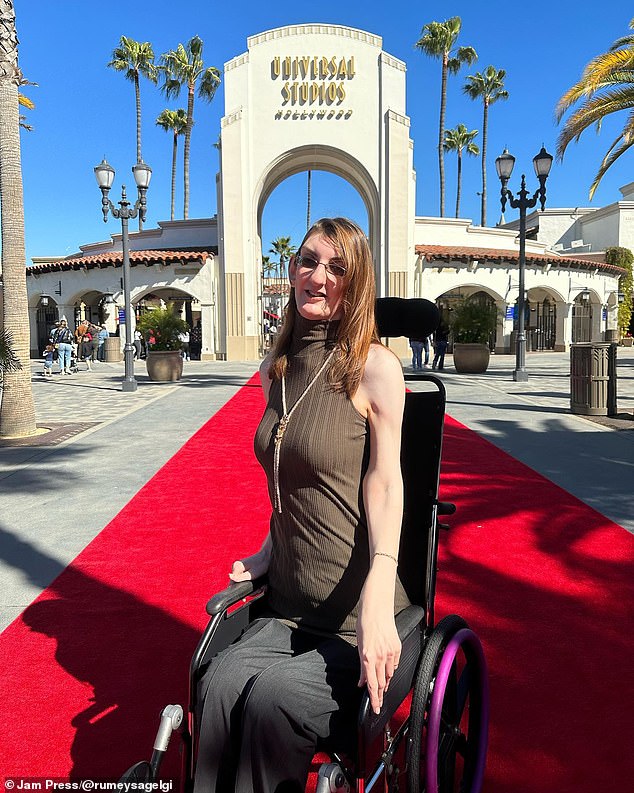 Cuộc sống khó tưởng tượng của cô gái cao nhất thế giới: Cao tới 2,15m, hãng hàng không quốc gia phải thay đổi 1 chi tiết trên máy bay để phục vụ- Ảnh 1.