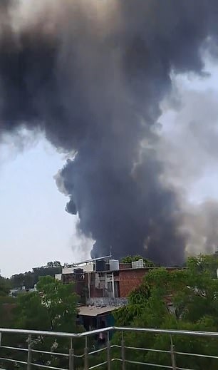 Máy bay chở 242 người bốc cháy rồi rơi xuống khu dân cư: Cột khói cao hàng trăm mét gây hỗn loạn kinh hoàng- Ảnh 4.