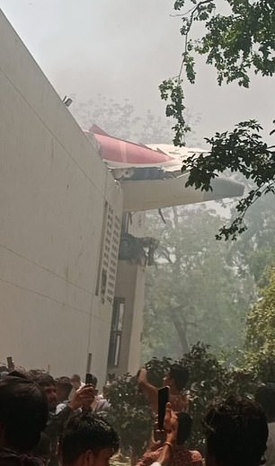 Máy bay chở 242 người bốc cháy rồi rơi xuống khu dân cư: Cột khói cao hàng trăm mét gây hỗn loạn kinh hoàng- Ảnh 3.