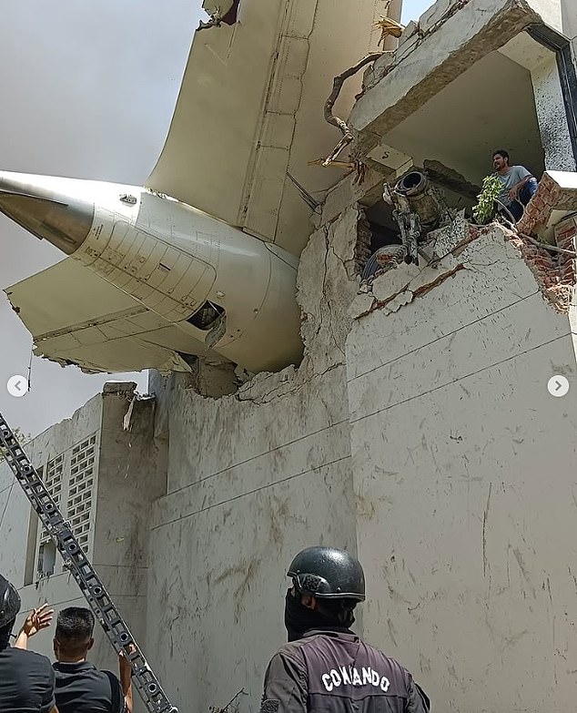 99296861-14805217-image-m-251749723314965-1749729328826-17497293291112053395824-1 "Xác chết, mảnh vỡ máy bay nằm rải rác khắp nơi": Nhân chứng kể lại thời khắc kinh hoàng trong vụ rơi máy bay chở 242 người ở Ấn Độ 99296861 14805217 image m 251749723314965 1749729328826 17497293291112053395824 1