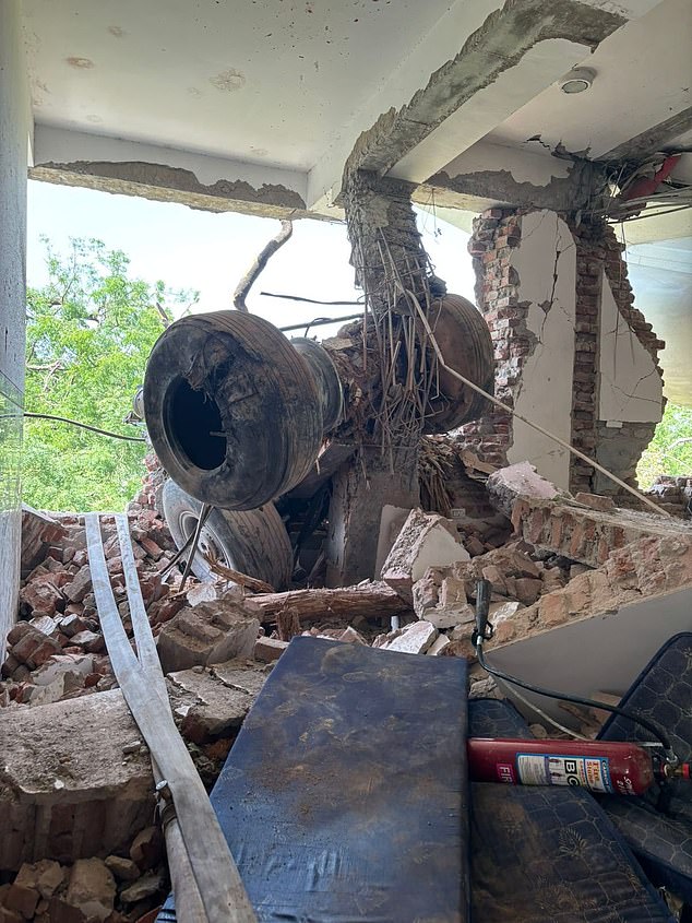 99297367-14805217-image-a-301749723860913-1749729326568-1749729326945178241985 "Xác chết, mảnh vỡ máy bay nằm rải rác khắp nơi": Nhân chứng kể lại thời khắc kinh hoàng trong vụ rơi máy bay chở 242 người ở Ấn Độ 99297367 14805217 image a 301749723860913 1749729326568 1749729326945178241985