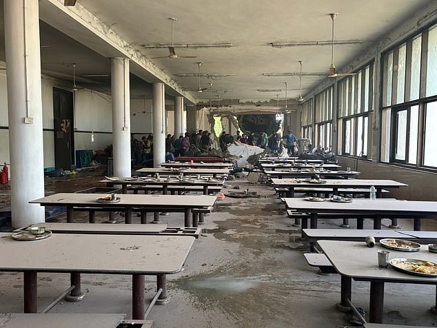 99297369-14805217-image-a-311749724065714-1749729327722-1749729328024724393633-1 "Xác chết, mảnh vỡ máy bay nằm rải rác khắp nơi": Nhân chứng kể lại thời khắc kinh hoàng trong vụ rơi máy bay chở 242 người ở Ấn Độ 99297369 14805217 image a 311749724065714 1749729327722 1749729328024724393633 1