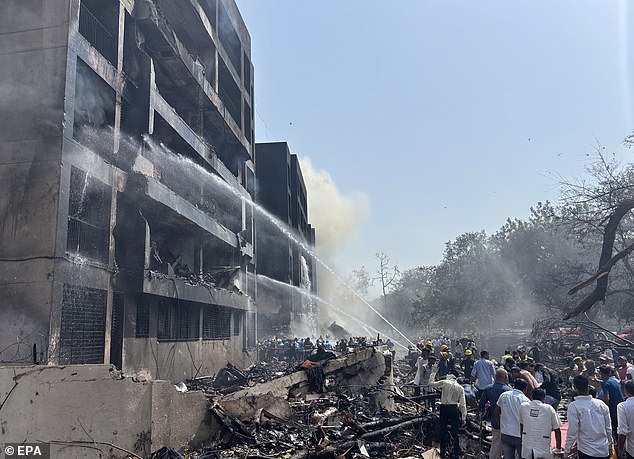 Thảm hoạ rơi máy bay chở 242 người: Nhiều người dân dưới đất cũng thiệt mạng, ít nhất 30 thi thể đã được tìm thấy trong các toà nhà- Ảnh 2.