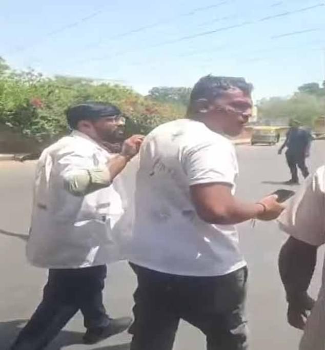 99305605-14806301-image-a-351749737354849-1749741040965-17497410412721899744219 "Khi tỉnh lại, xung quanh tôi toàn xác chết": Lời kể ám ảnh của hành khách ngồi ghế 11A sau thảm hoạ hàng không khiến hàng trăm người thiệt mạng 99305605 14806301 image a 351749737354849 1749741040965 17497410412721899744219