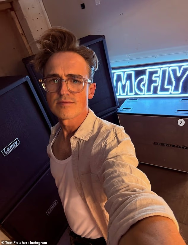 Các ngôi sao xin lỗi vì đăng ảnh máy bay thời điểm