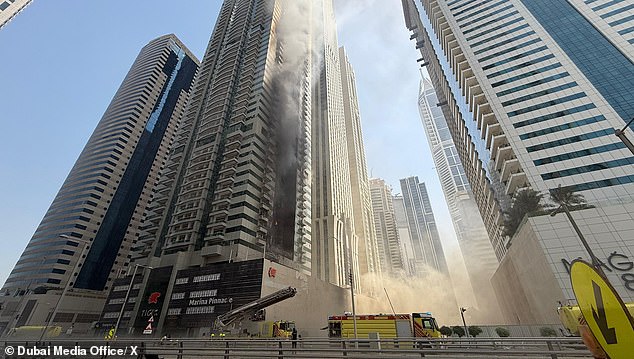 Kinh hoàng khoảnh khắc tòa nhà hạng sang chọc trời ở Dubai cháy như đuốc, hàng nghìn cư dân tháo chạy trong đêm- Ảnh 3. Kinh hoàng khoảnh khắc tòa nhà hạng sang chọc trời ở Dubai cháy như đuốc, hàng nghìn cư dân tháo chạy trong đêm- Ảnh 3.