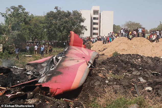 Người sống sót duy nhất trong thảm hoạ hàng không Ấn Độ tự tay khiêng quan tài em trai trong tang lễ đẫm nước mắt- Ảnh 3.