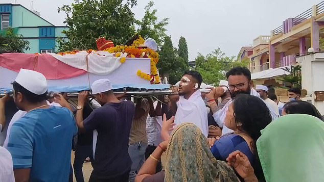 Người sống sót duy nhất trong thảm hoạ hàng không Ấn Độ tự tay khiêng quan tài em trai trong tang lễ đẫm nước mắt- Ảnh 1.