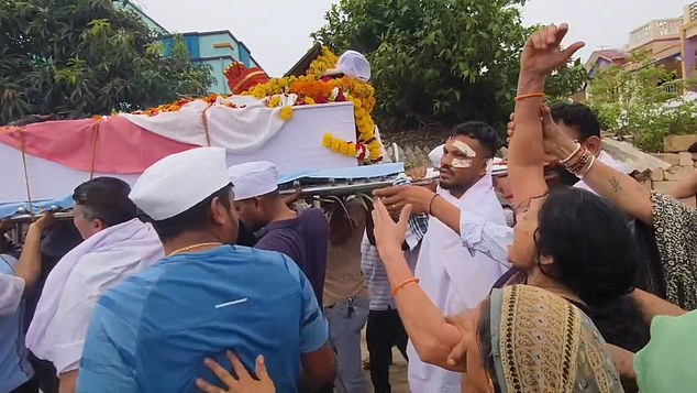 Người sống sót duy nhất trong thảm hoạ hàng không Ấn Độ tự tay khiêng quan tài em trai trong tang lễ đẫm nước mắt- Ảnh 2.